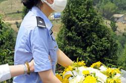 “中国最坚强的警察”北川祭奠亲人泪满襟(图)